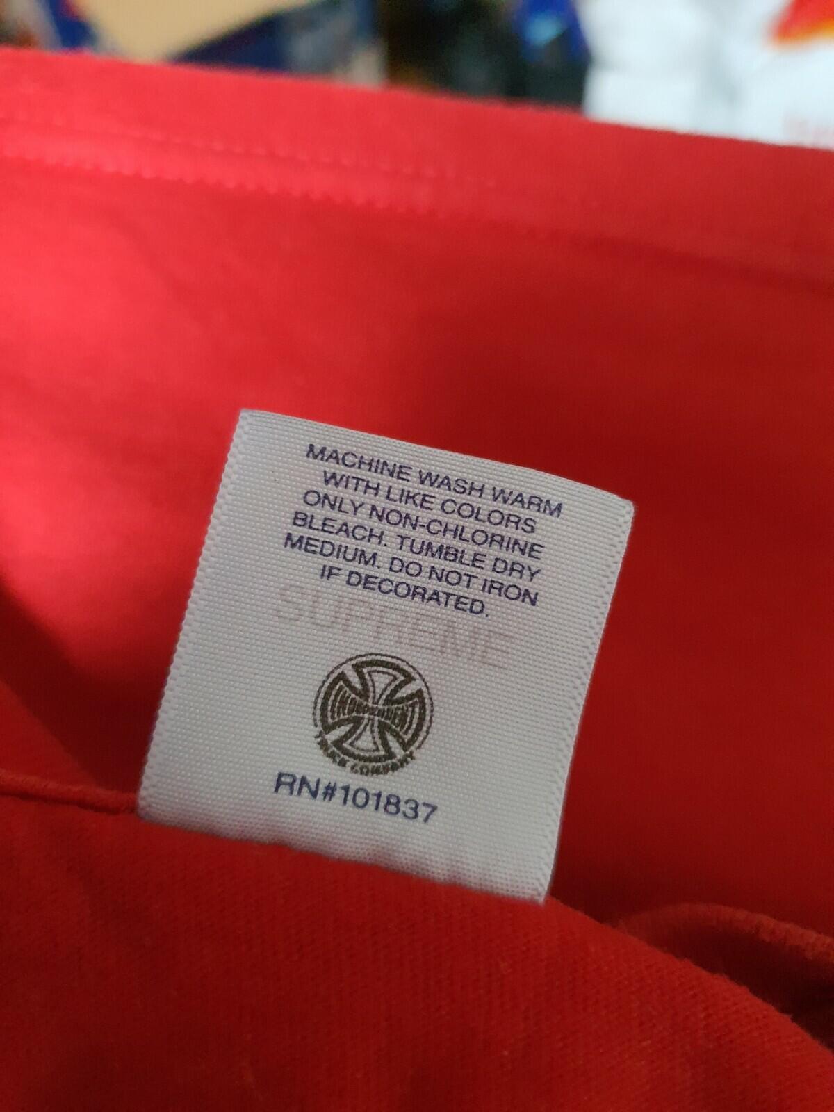FW17 Supreme x Independent Old English Tee Rojo Talla L