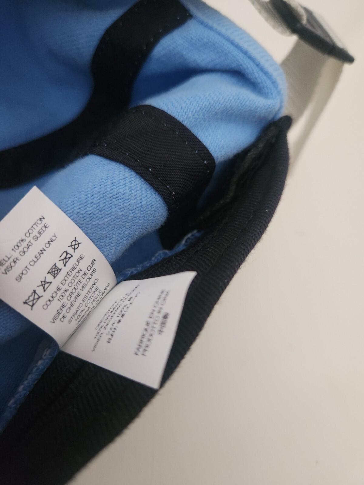 Gorra Supreme SS23 con visera de ante y piel de cabra, color azul claro