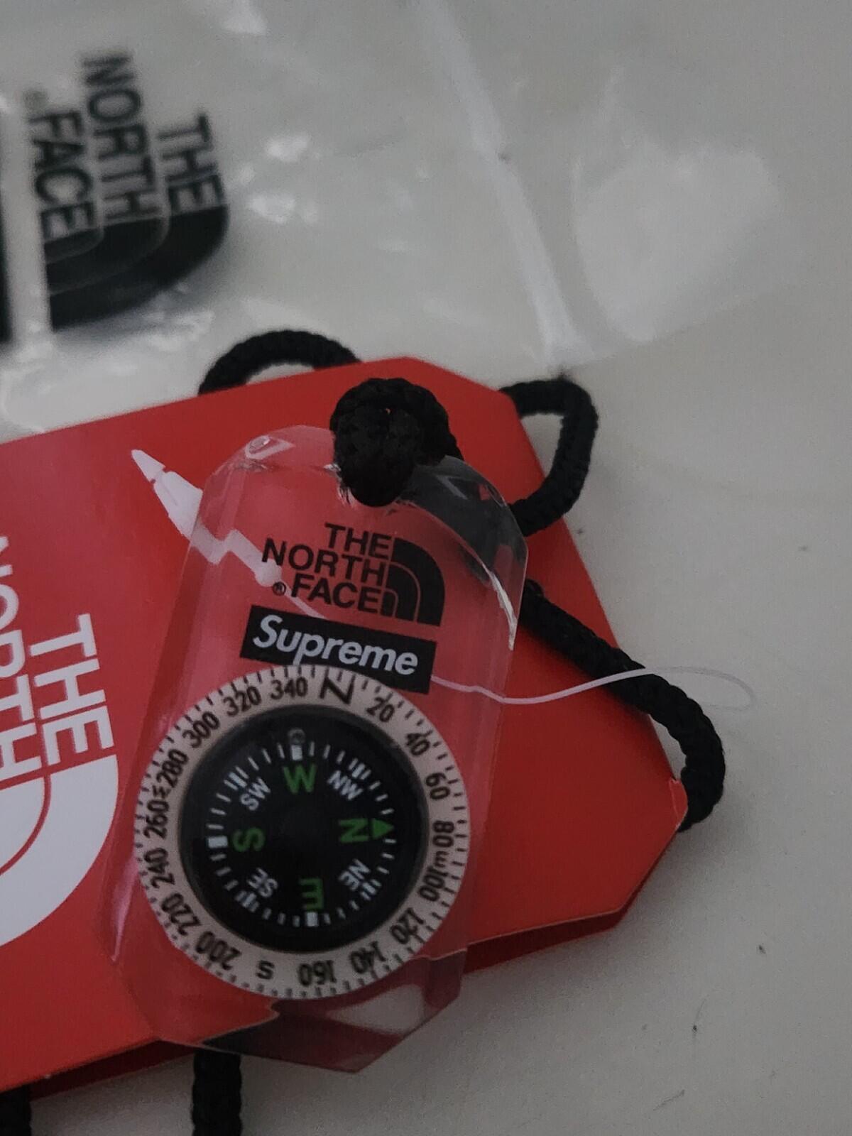 FW18 Supreme x THE NORTH FACE compass necklace Accessory TNF New With Defects