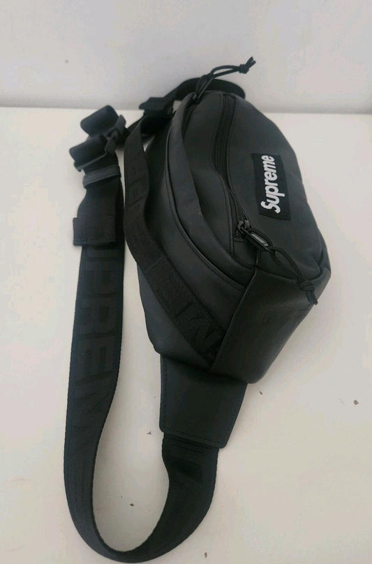 FW23 Supreme riñonera de piel bandolera de piel de vacuno logo jacquard negra