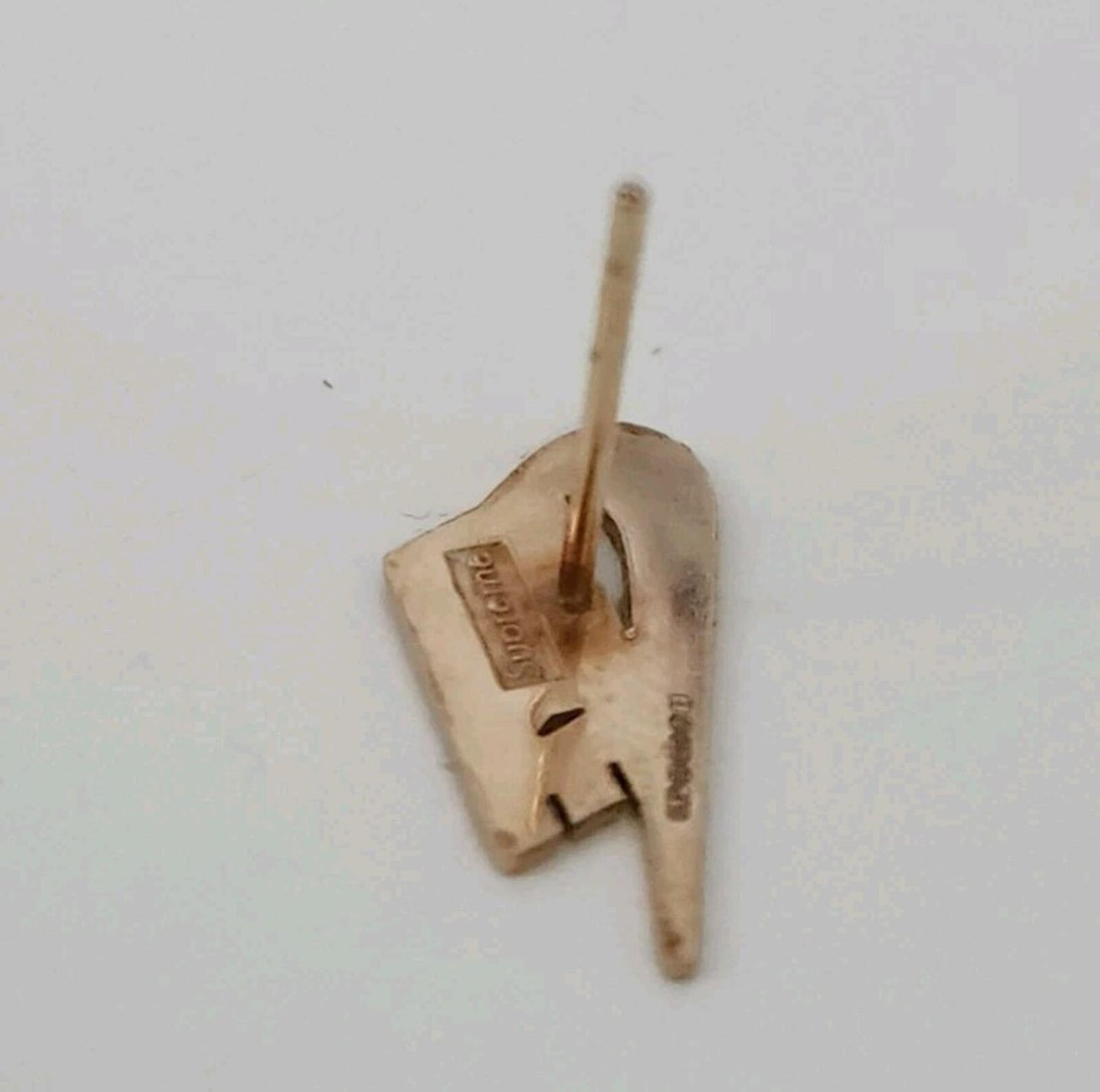 FW18 Supreme Nike 14K Gold Ring Ohrring Diamantgeschliffenes, gestempeltes Logo, Schmuckstecker