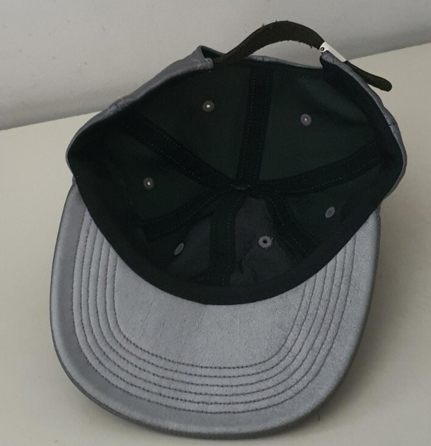 FW16 Supreme Leather Classic Logo Gorra de 6 paneles plateada Rara