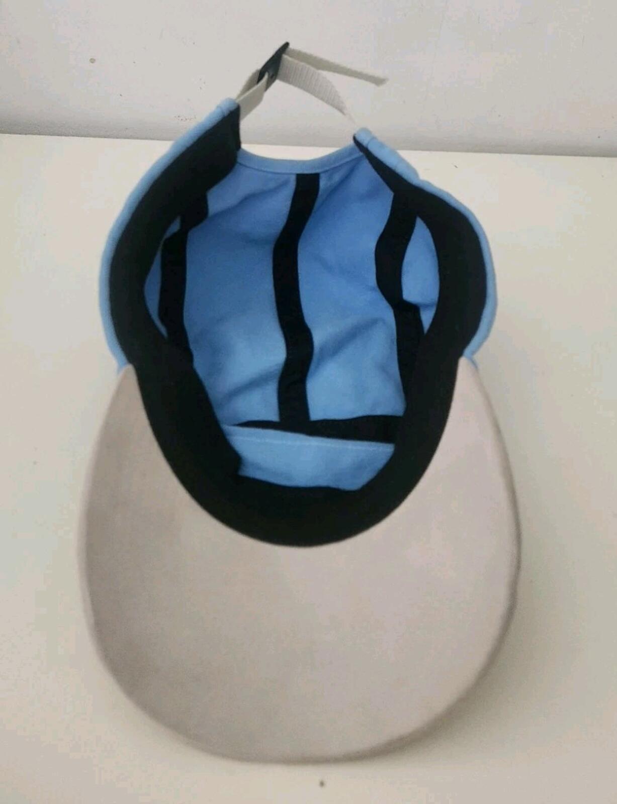 Gorra Supreme SS23 con visera de ante y piel de cabra, color azul claro