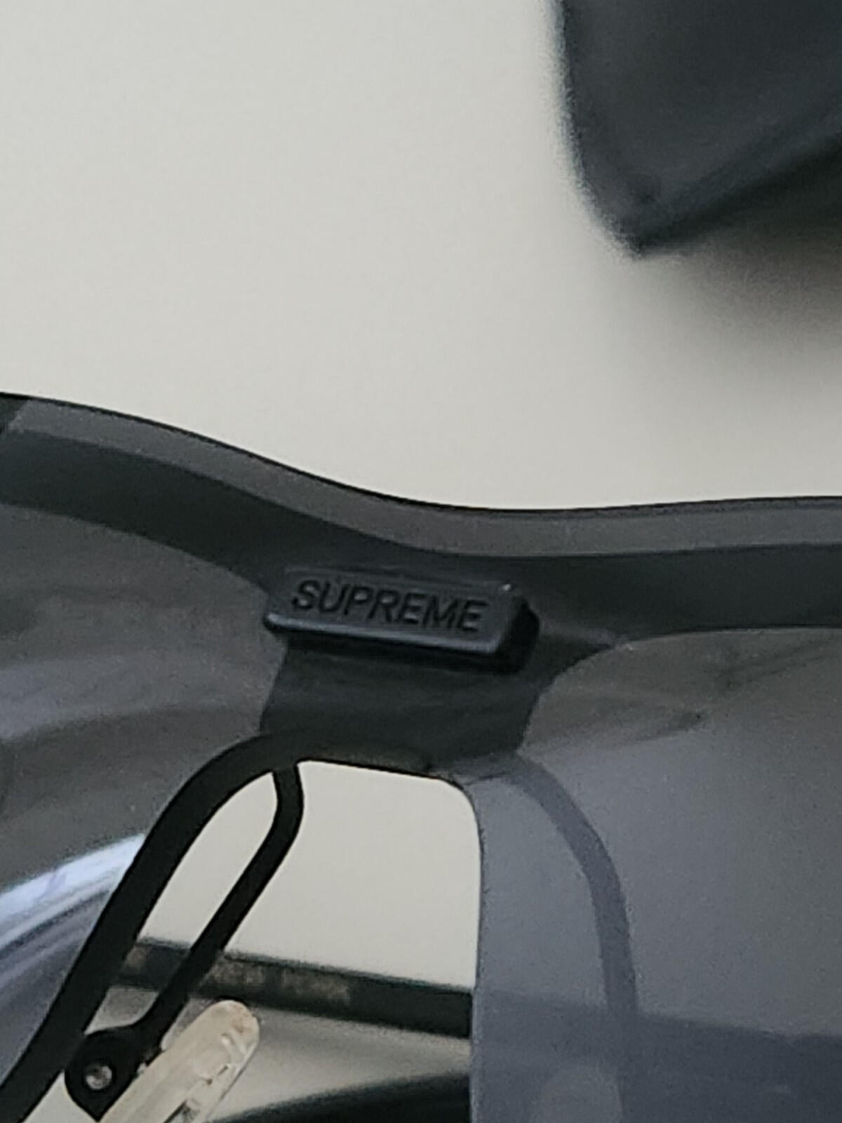 SS22 Supreme Velo Sonnenbrille Schwarz Metall hergestellt in Italien UVP £168