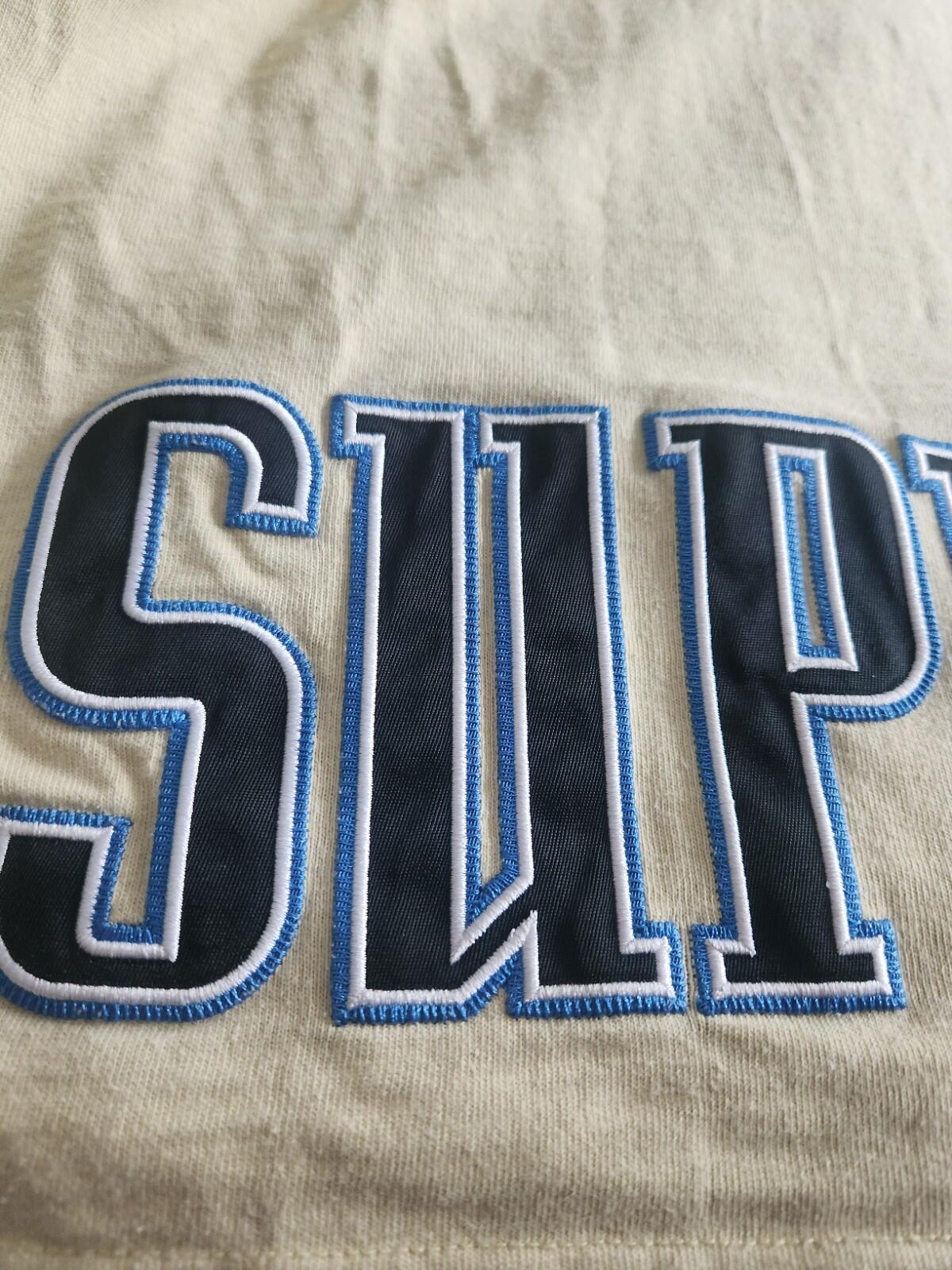 FW22 Supreme Contrast Appliqué S/S Top T-Shirt Größe S Klein Hellgelb