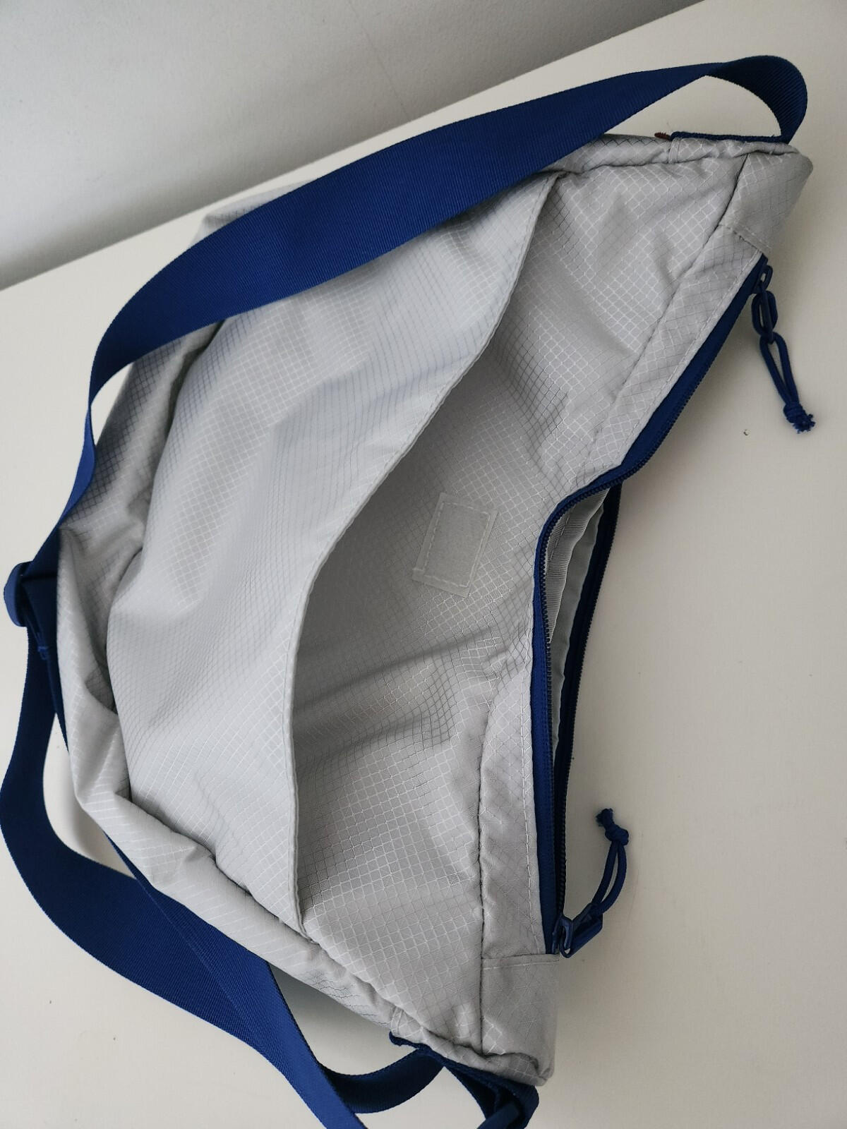SS22 Supreme kleine Umhängetasche Silber Wasserabweisendes Blue Box Logo