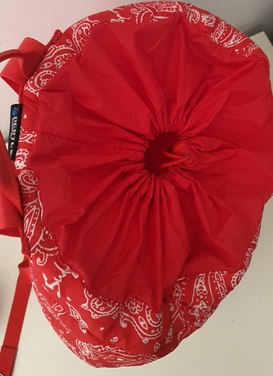 HW22 Supreme Puffer Rucksack rote Paisley-Tasche Wasserabweisend