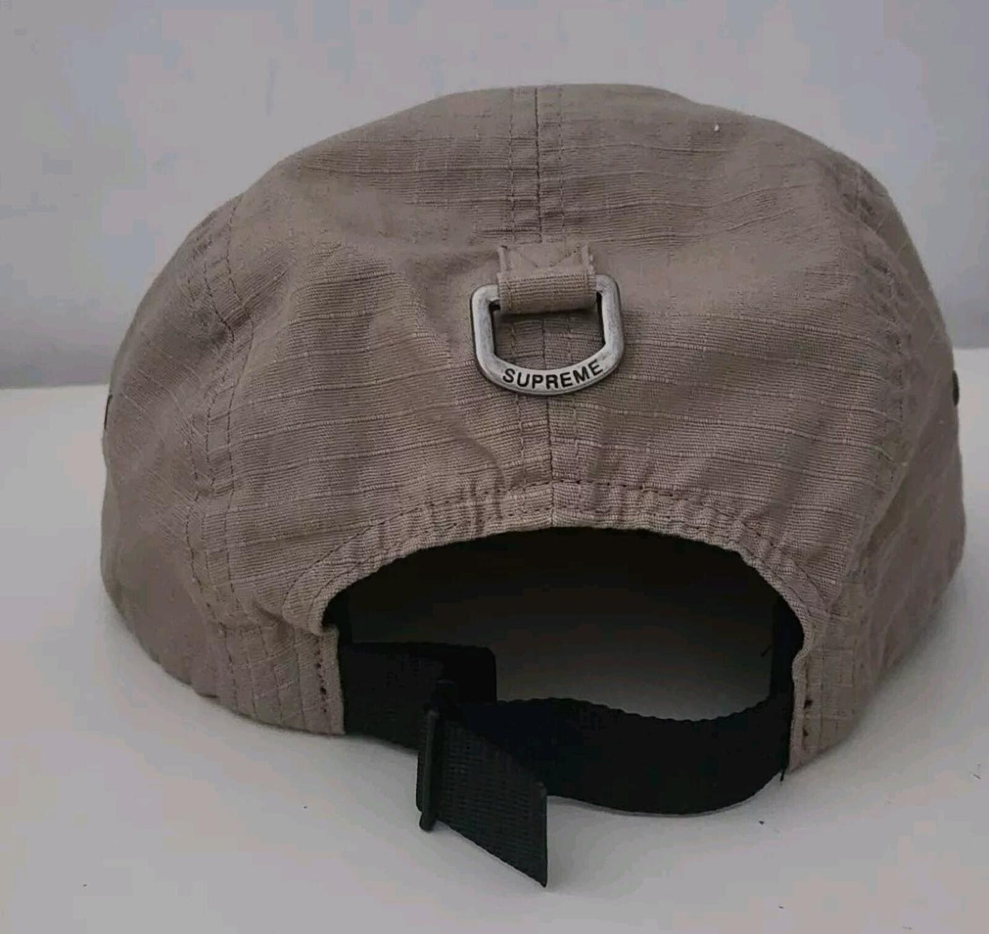 FW17 Supreme Metal D-Ring Camp Cap Khaki Hut Rotes Box-Logo
