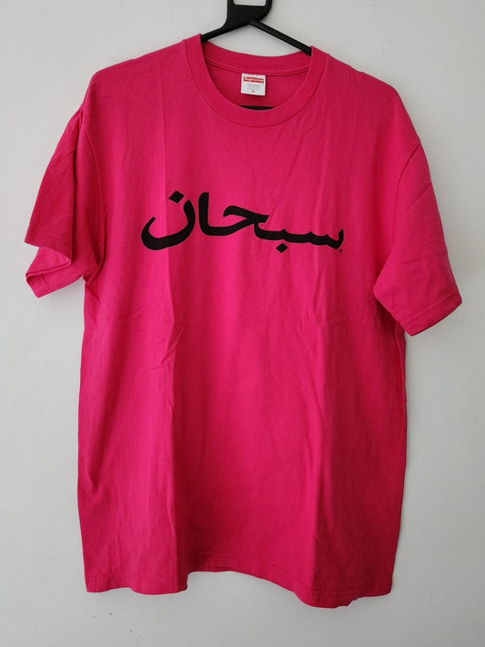 Camiseta Rosa Magenta con Logo Árabe Supreme SS23, talla M