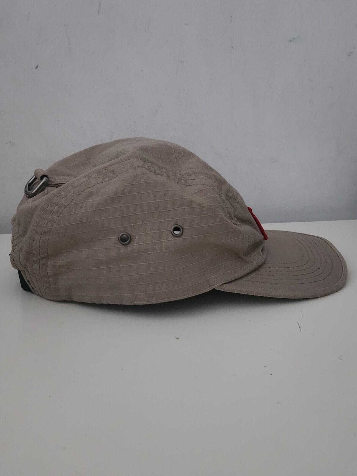 FW17 Supreme Metal D-Ring Camp Cap Khaki Hut Rotes Box-Logo