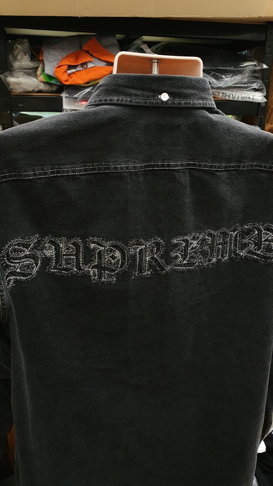 FW21 Supreme Appliqué Jeanshemd Schwarz Größe M