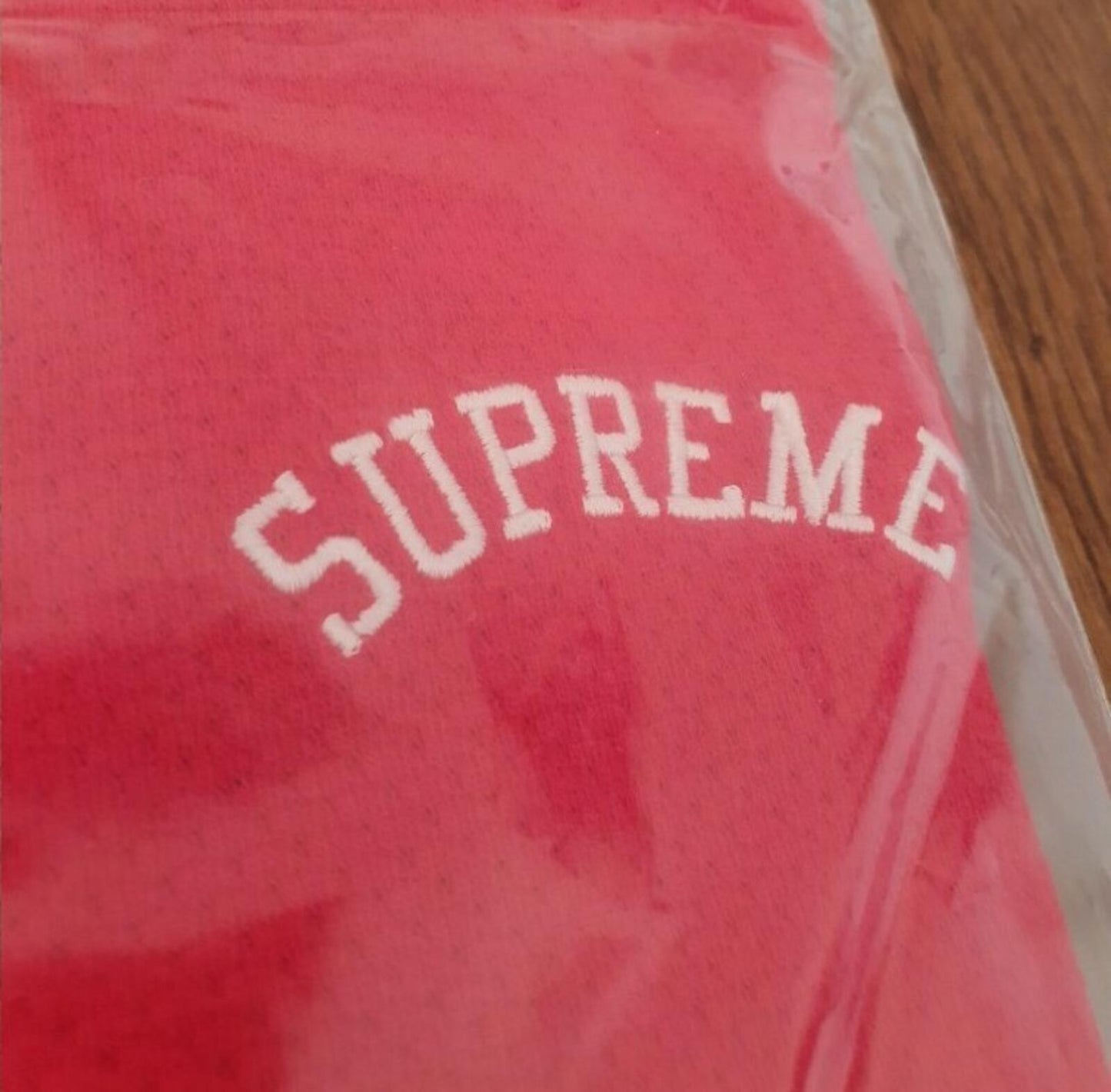 SS18 Supreme Mesh Arc Logo red tee size M medium T-shirt New in dust bag