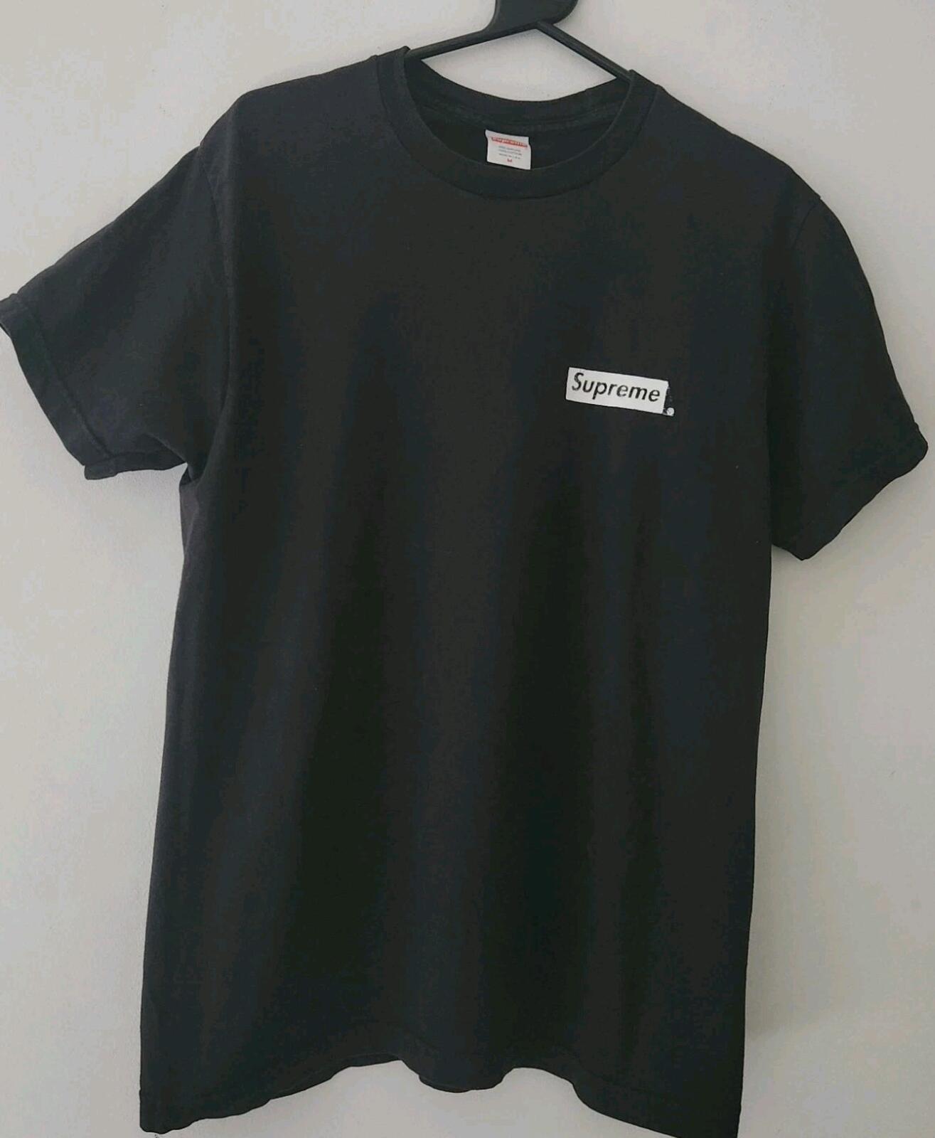 Camiseta negra Supreme Spiral SS21 talla M (mediana). Obra de arte de Weirdo Dave.