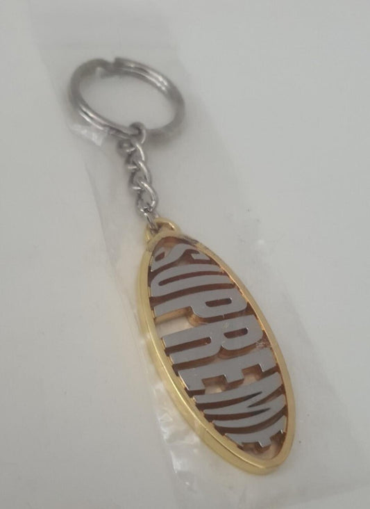 Llavero SS17 Supreme Oval Logo de metal dorado, nuevo y sin abrir, accesorio