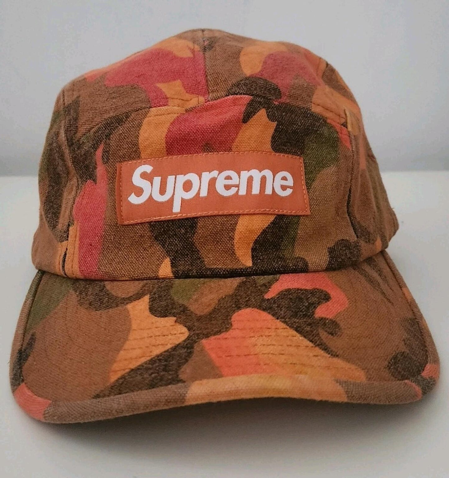 Gorra de campamento de lona lavada Supreme SS24 color naranja camuflaje