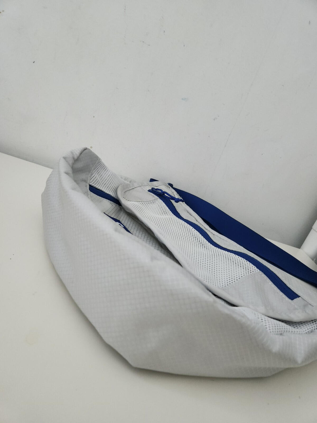 SS22 Supreme kleine Umhängetasche Silber Wasserabweisendes Blue Box Logo