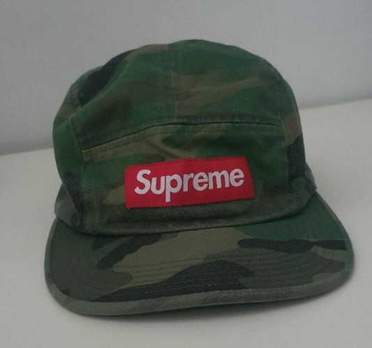 Gorra tipo campamento de sarga lavada Supreme SS16, camuflaje Woodland