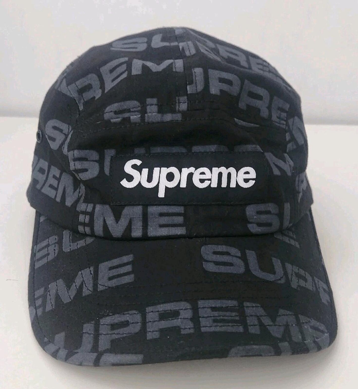 FW20 Supreme Reactive Print Camp Cap Schwarze Kappe Photosensitive Logos mit rotem Box-Logo