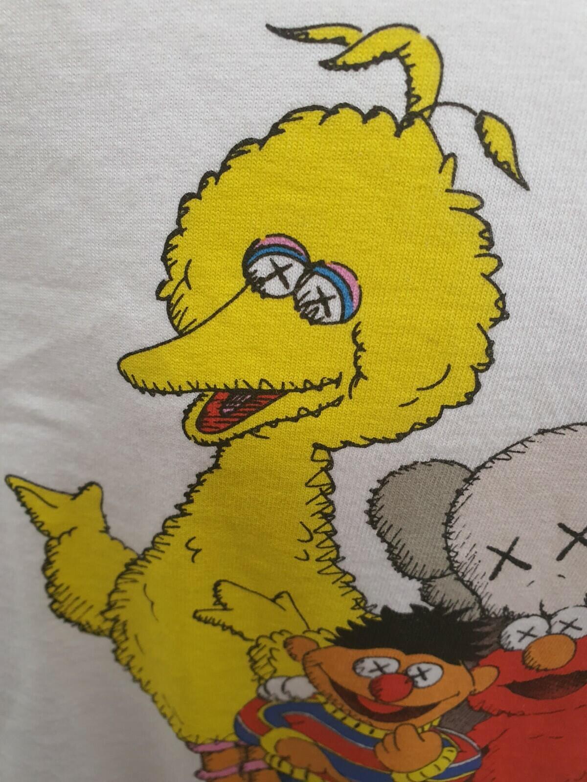 Camiseta blanca de grupo SS18 Uniqlo x Kaws x Barrio Sésamo talla M mediana