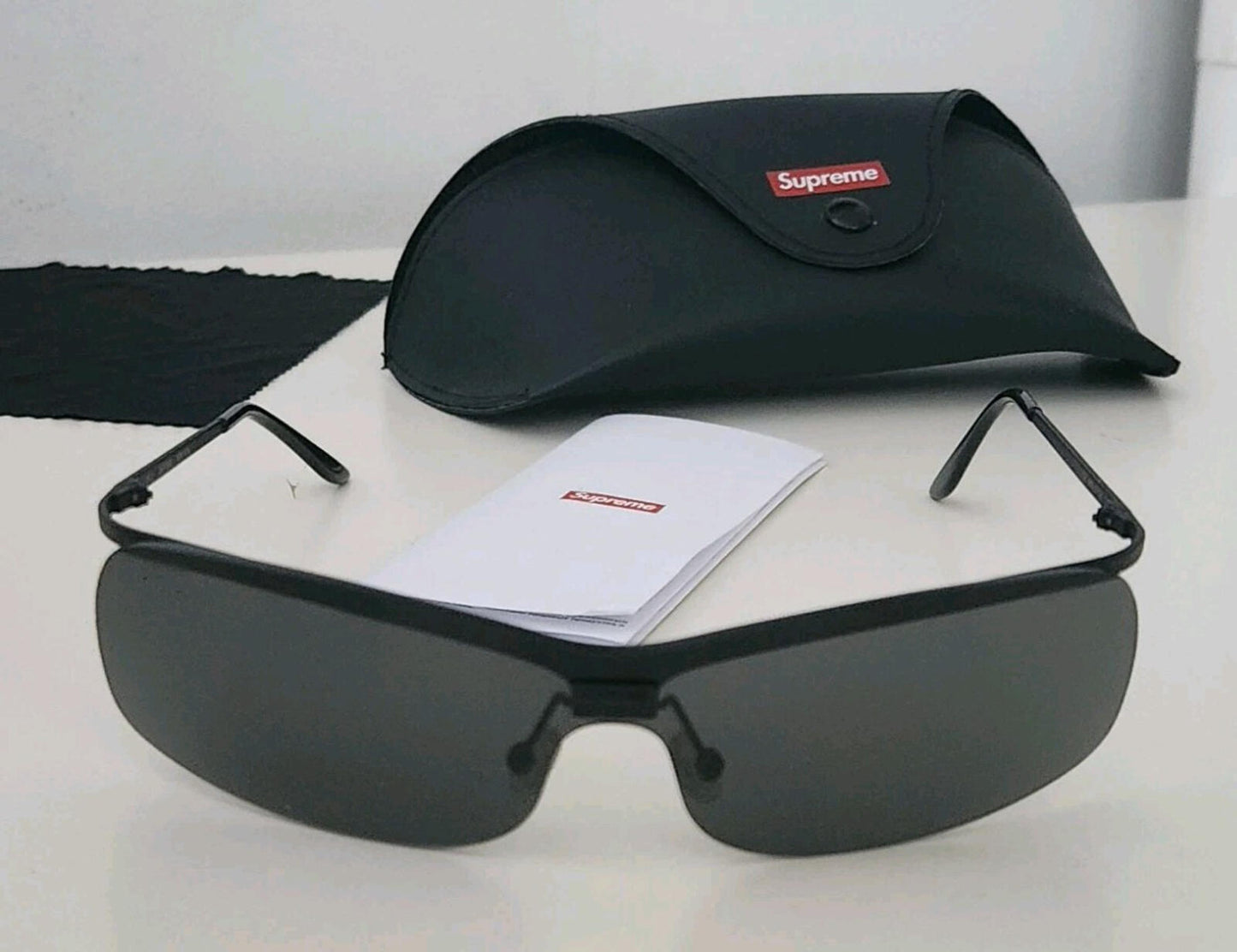 SS22 Supreme Velo Sonnenbrille Schwarz Metall hergestellt in Italien UVP £168