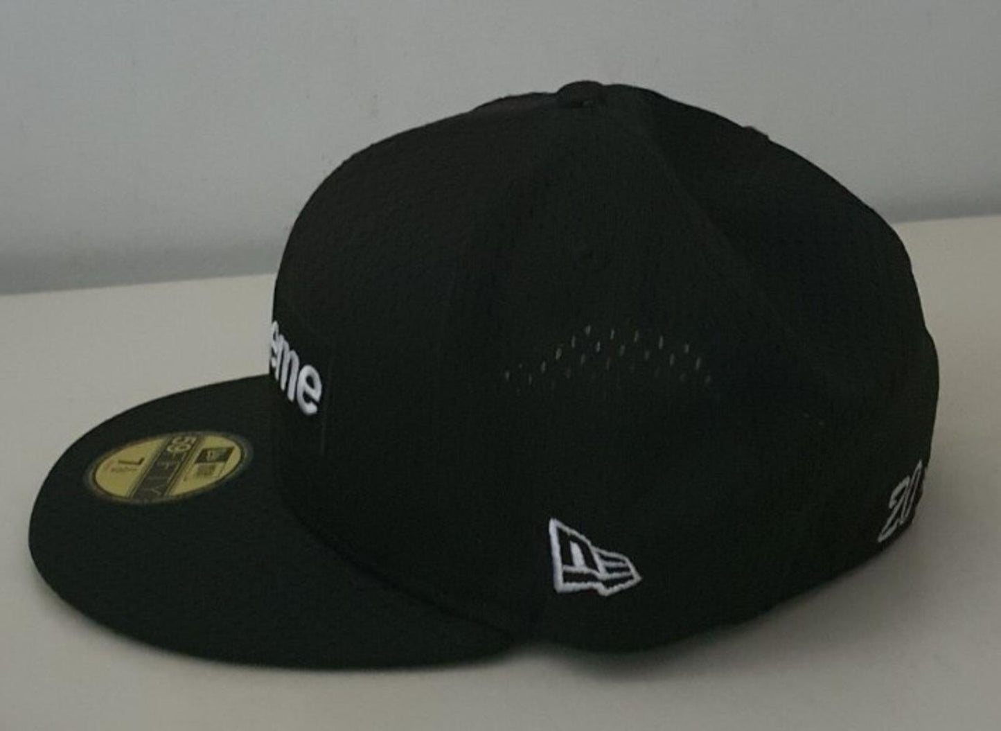 SS18 Supreme Mesh Box Logo New Era Kappe Schwarz Größe 7 1/2