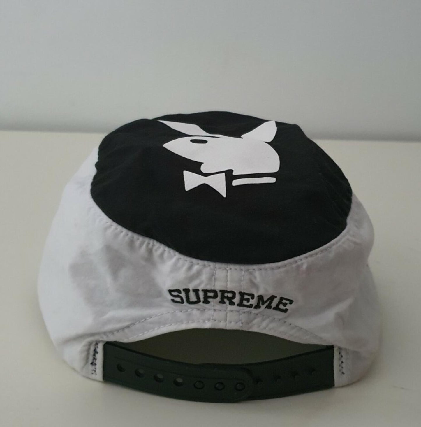 Gorra SS17 Supreme x Playboy Pillbox Negro Blanco
