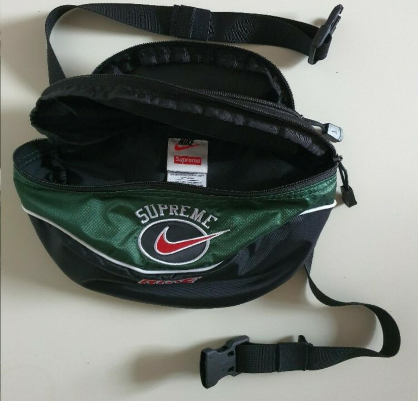 SS19 Supreme x Nike grüne Umhänge-/Bauchtasche