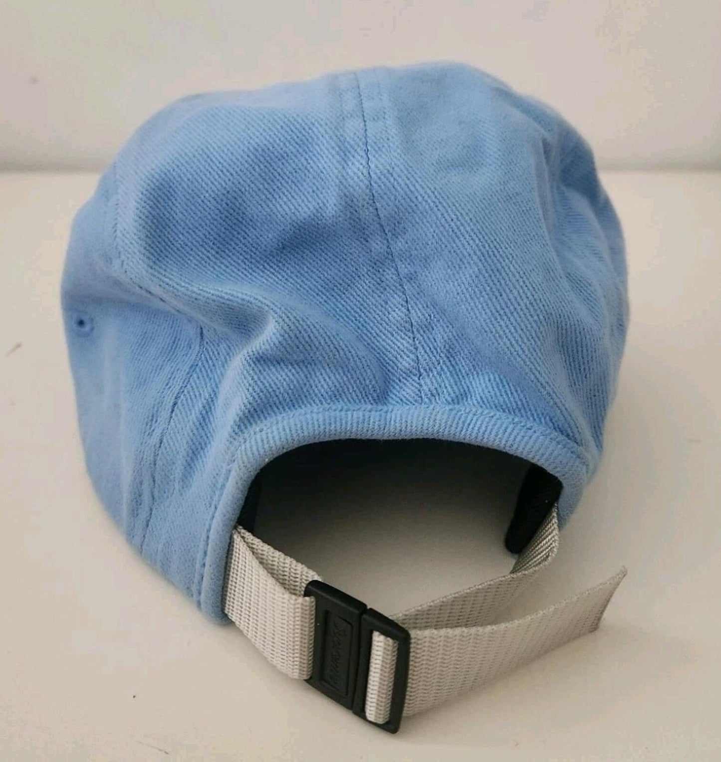 Gorra Supreme SS23 con visera de ante y piel de cabra, color azul claro