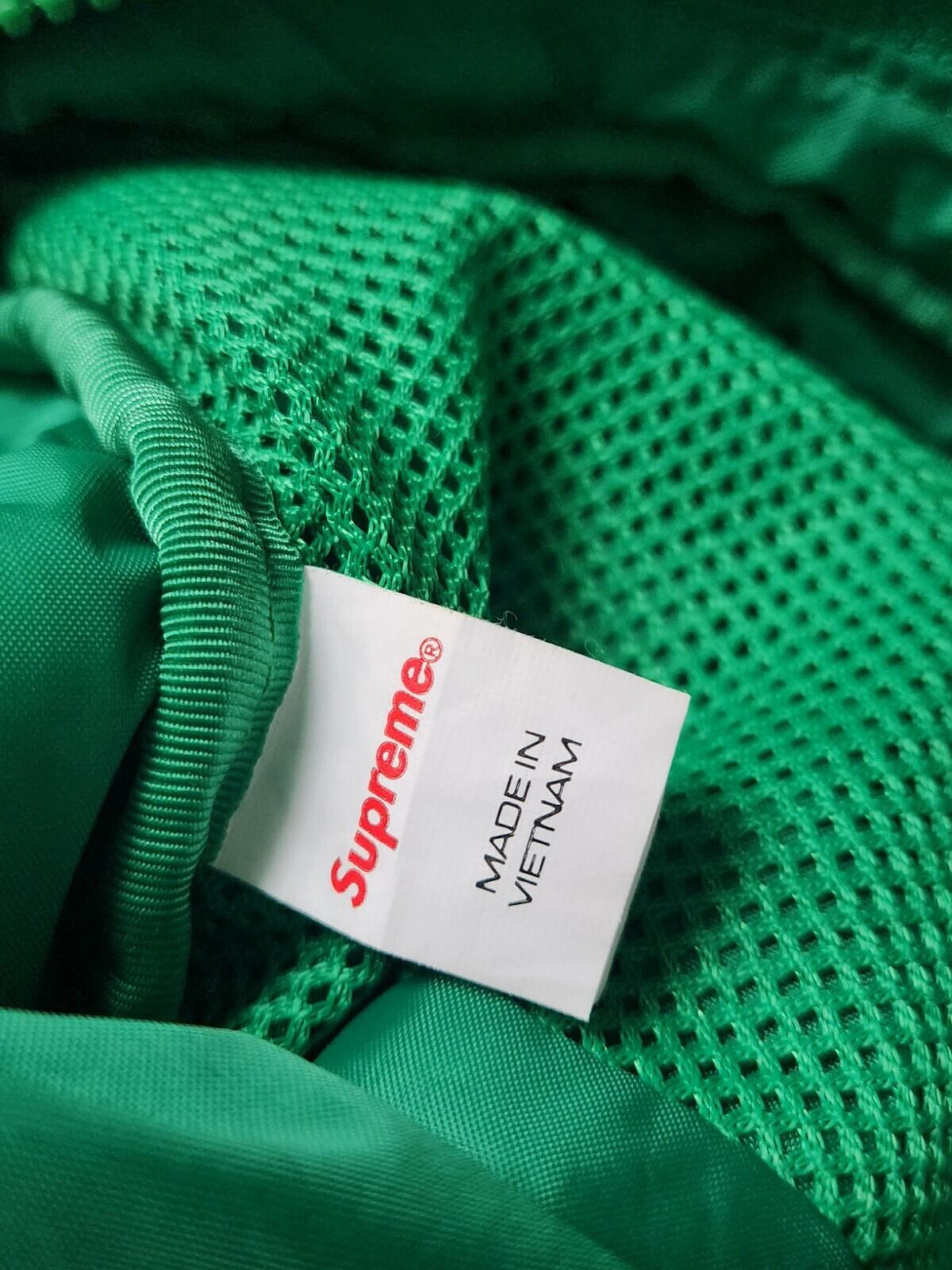 HW22 Supreme Puffer Side Bag Schultertasche Grün Wasserabweisend