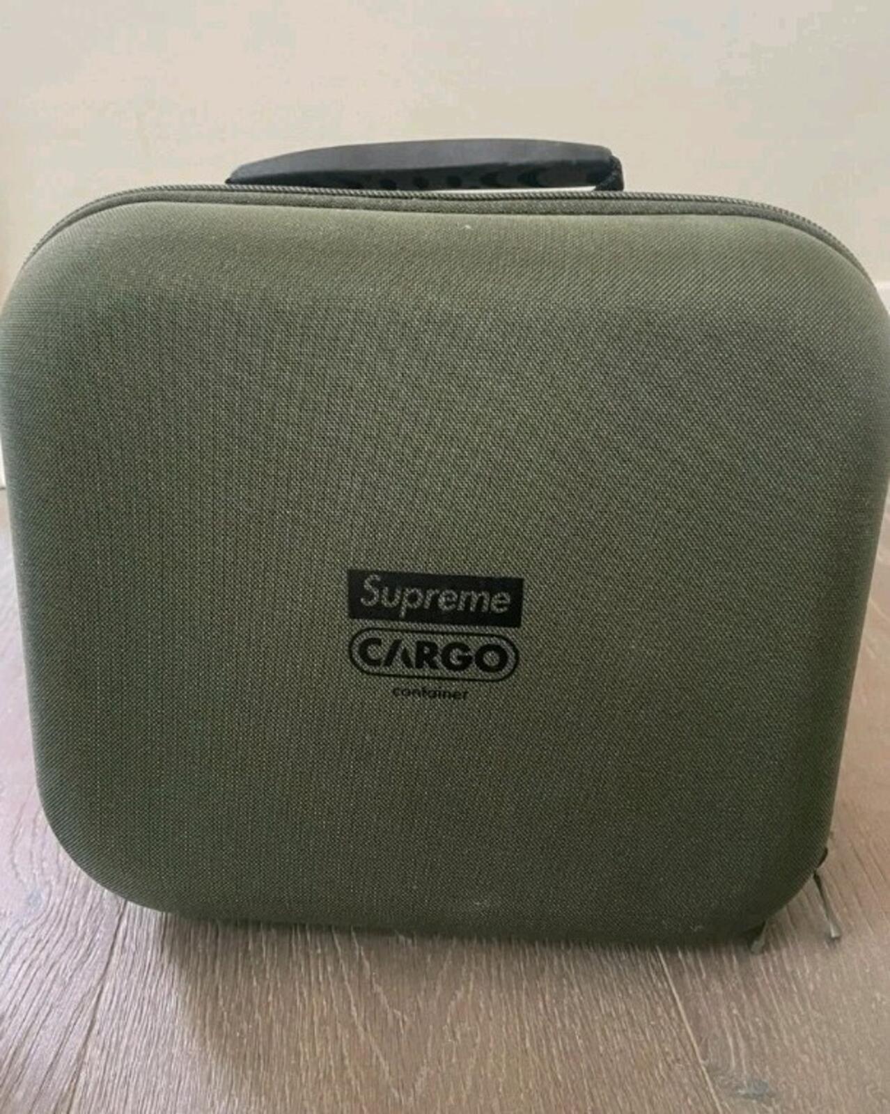 FW23 Supreme Cargo Container Ventilador Eléctrico Inalámbrico Portátil Verde Oliva Accesorio