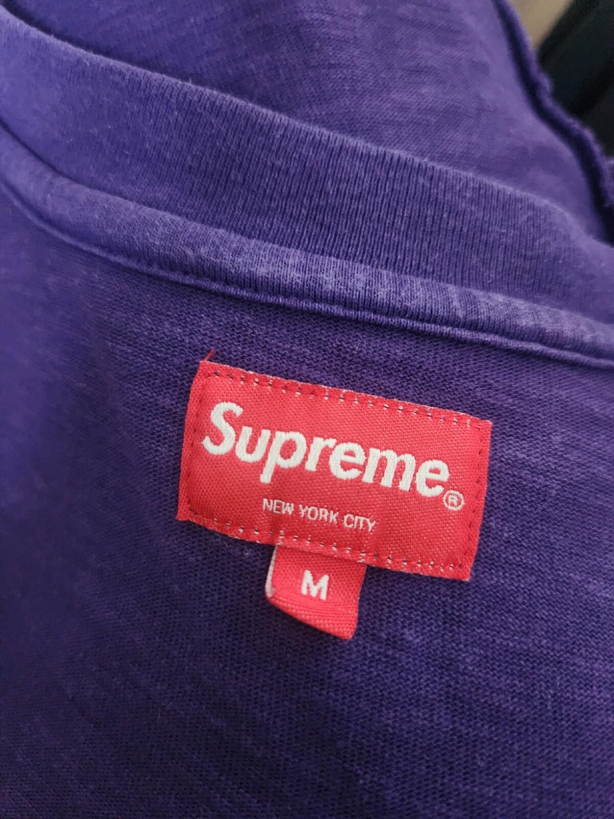 SS23 Supreme Sketch Embroidered S/S Top Talla M camiseta morada
