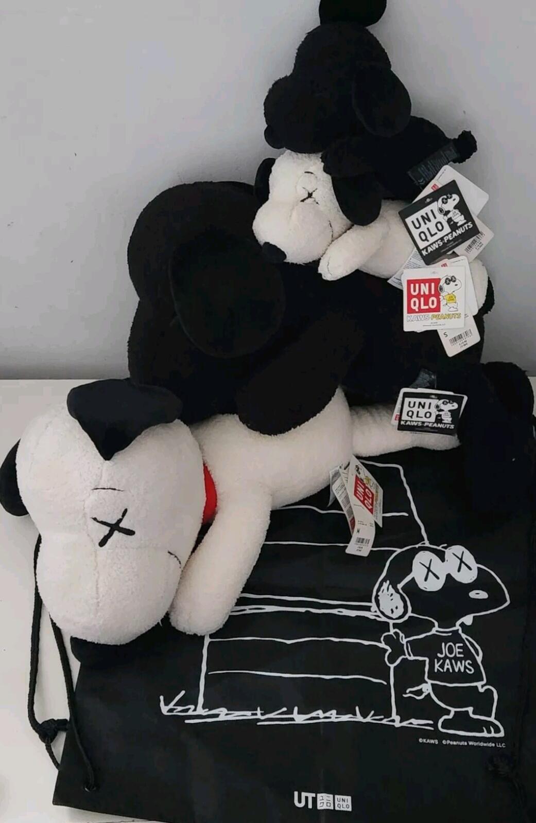 4x KAWS UNIQLO Peanuts Snoopy Plüschtiere 2x (KLEIN) S 2x (MITTEL) M Komplettset Tasche