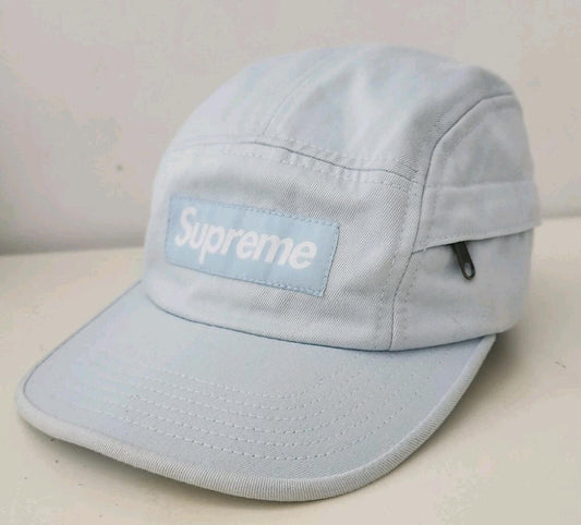 Gorra con visera de sarga y cremallera lateral Supreme SS15, azul claro, vintage 2015, con correa de cuero