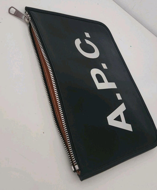A.P.C. Schwarze Morgan Pouch UVP 135 $ Tasche aus italienischem Kunstleder schwarzer Reißverschluss