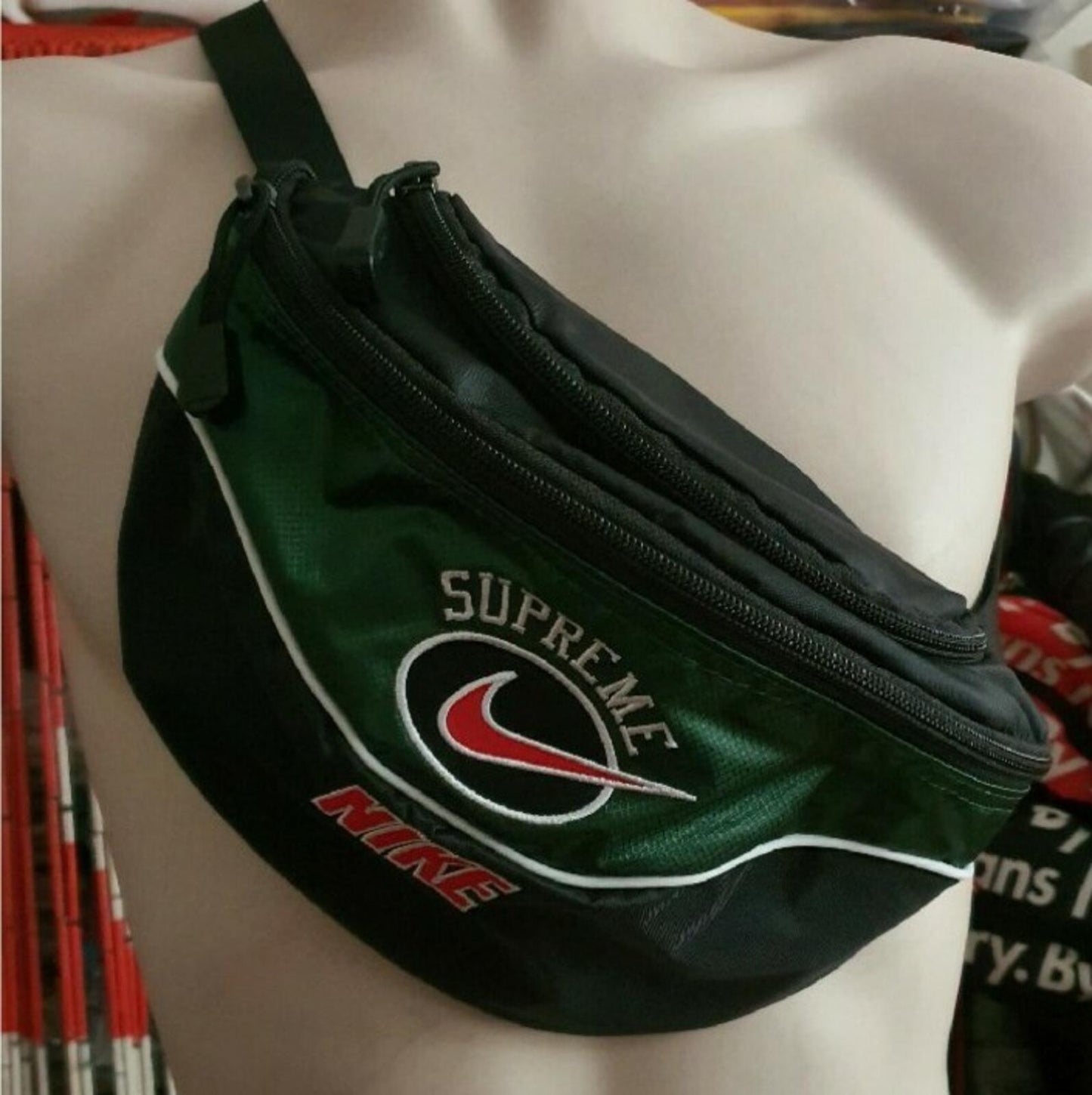 SS19 Supreme x Nike grüne Umhänge-/Bauchtasche