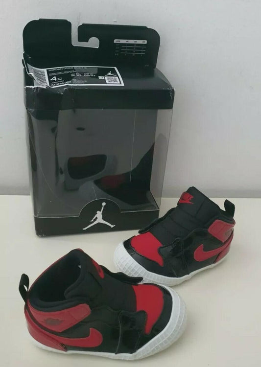 JORDAN 1 Patucos de cuna EE. UU. 4C UK 3.5 EUR 19.5 Patucos de bebé Patucos para bebé Nike Bred patent