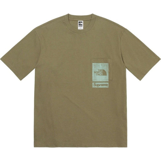 SS23 Supreme x The North Face Camiseta con Bolsillo Estampado Oliva Talla M