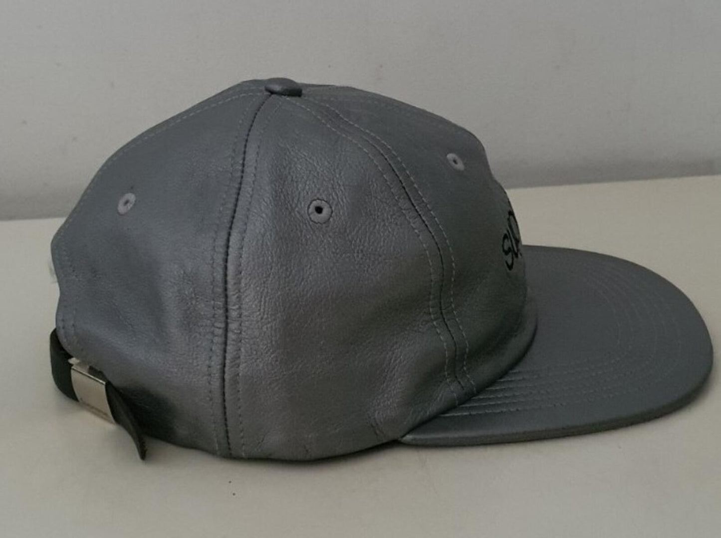 FW16 Supreme Leather Classic Logo Gorra de 6 paneles plateada Rara