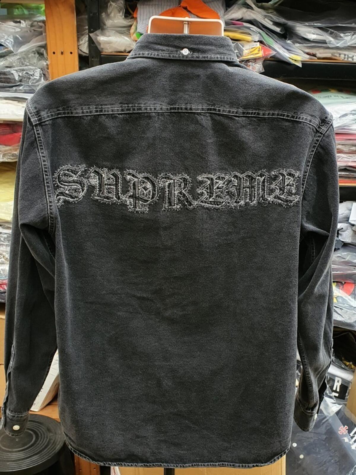 FW21 Supreme Appliqué Jeanshemd Schwarz Größe M