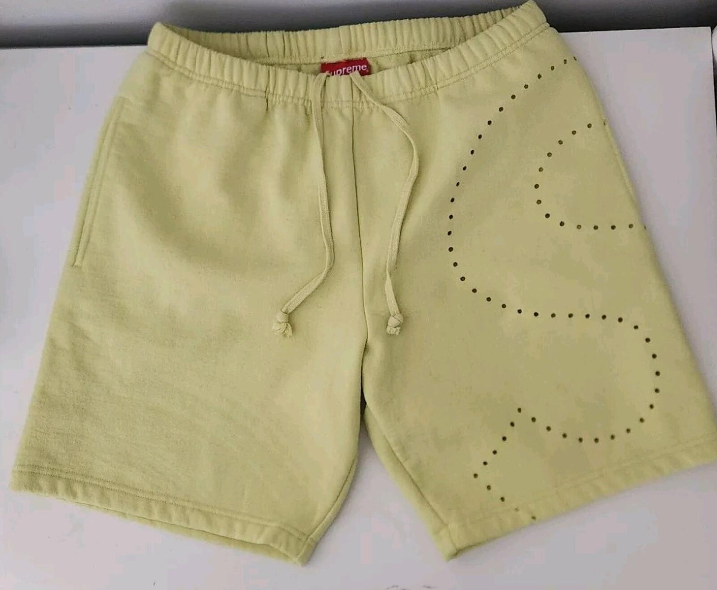 SS21 Supreme Laser Cut S Logo Sweatshort Light Lemon Größe S 30