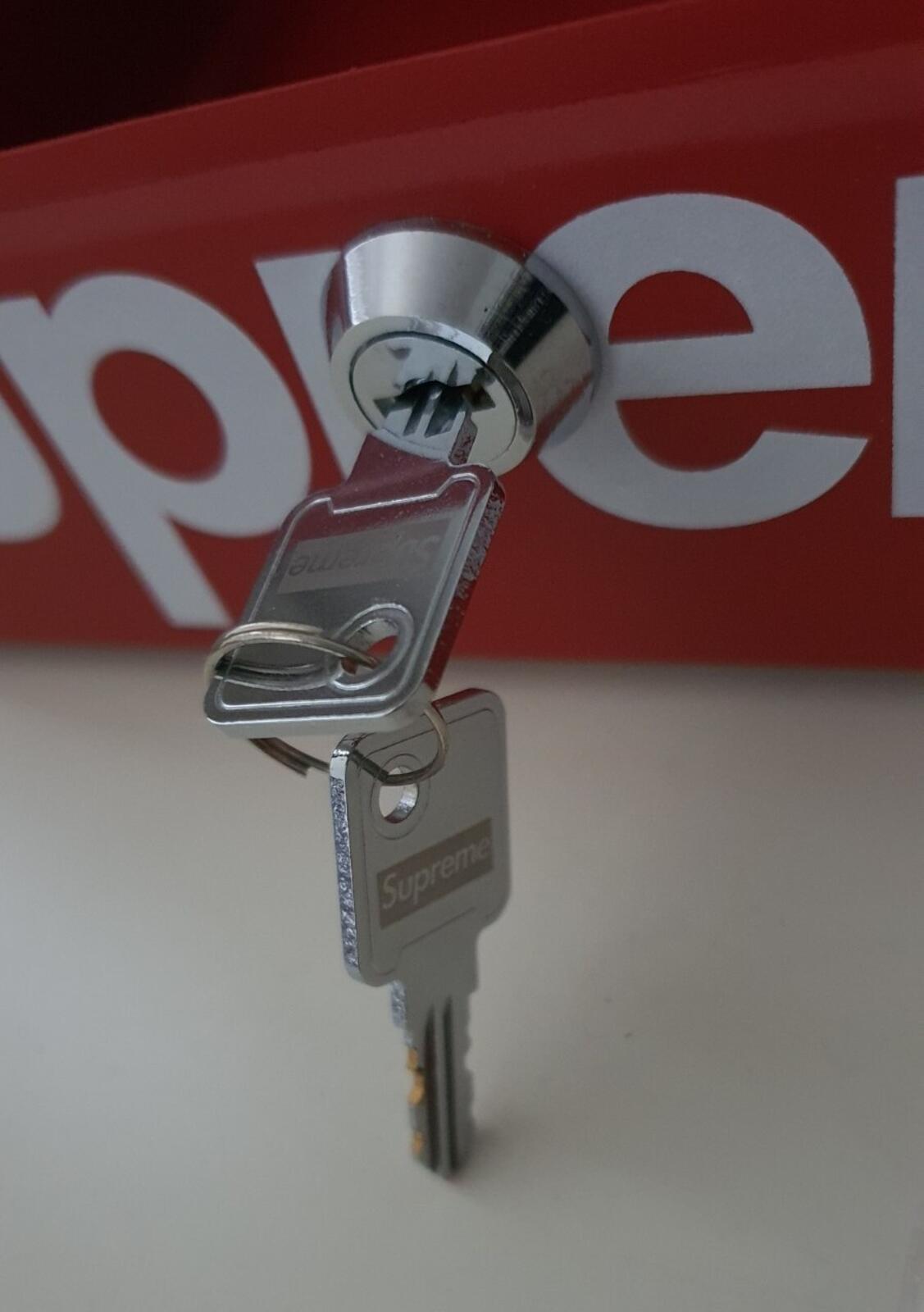 Caja de seguridad metálica roja Supreme FW17 + 2 llaves - Accesorio
