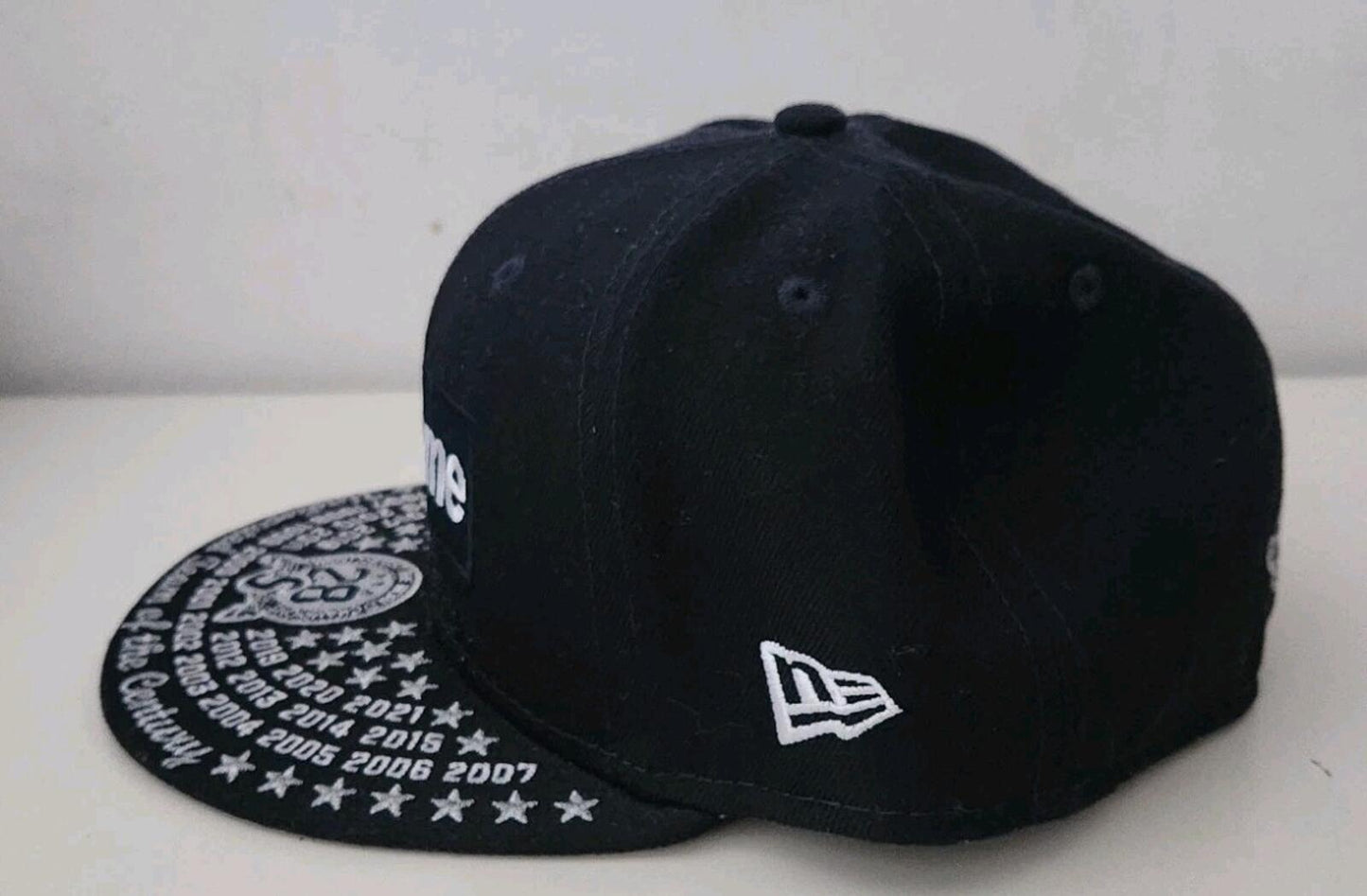 FW21 Supreme Undisputed Box Logo New Era Größe 7 1/4 Marineblau Cap Mütze Snapback Neu