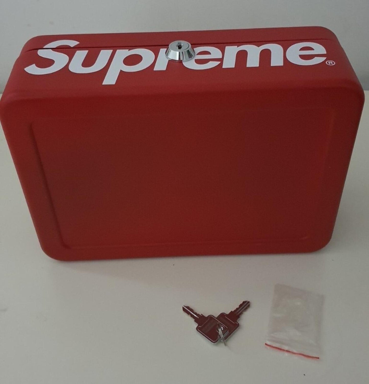 Caja de seguridad metálica roja Supreme FW17 + 2 llaves - Accesorio