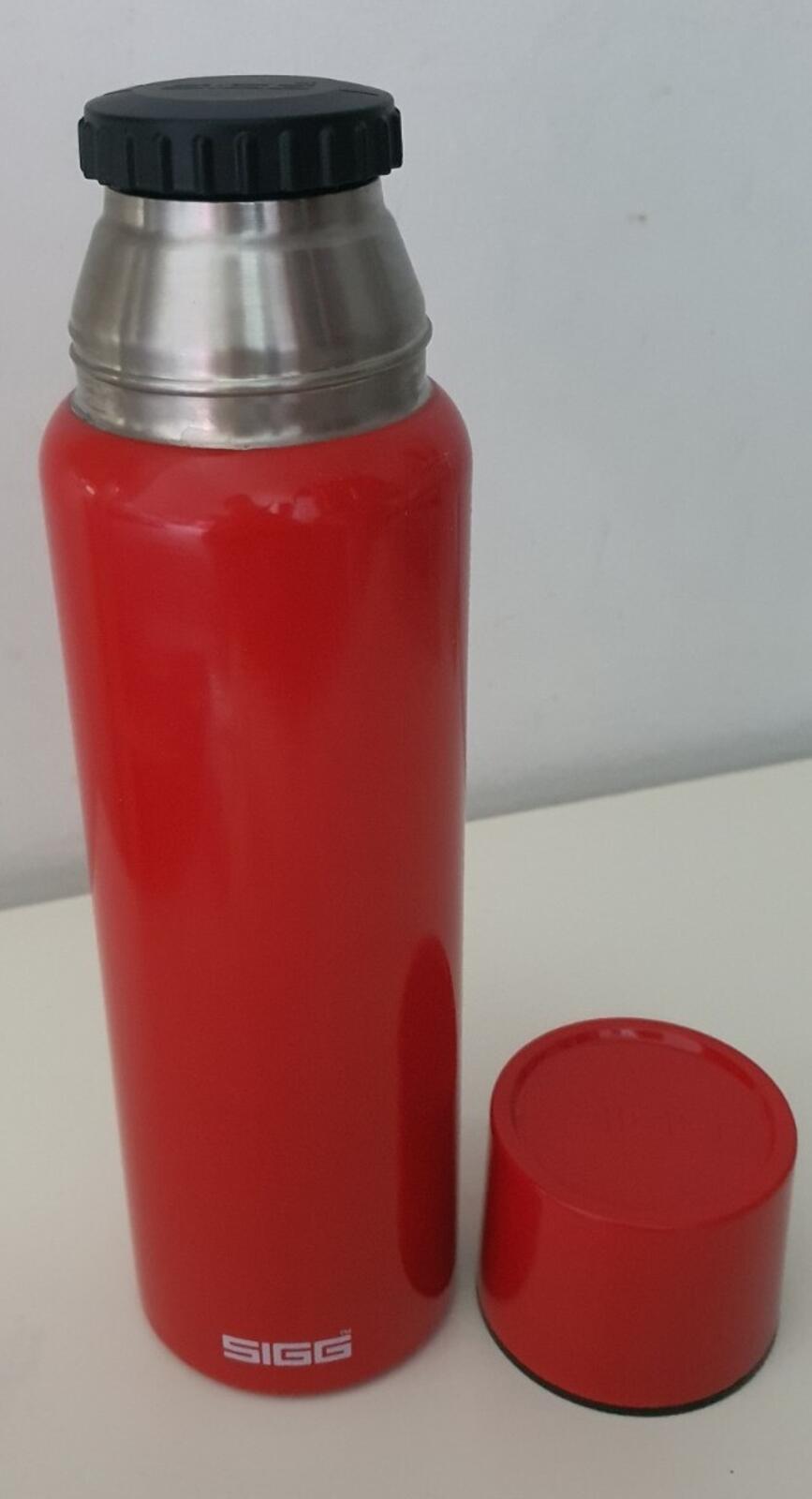 FW20 Supreme x Sigg Vacuum Insulated 0.75 bottle Red Water Stainless Steel