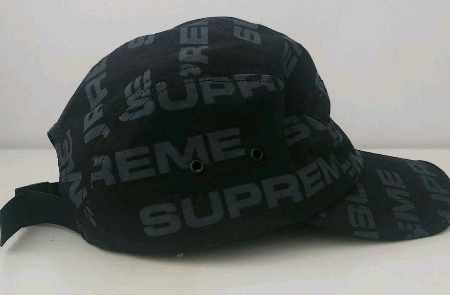FW20 Supreme Reactive Print Camp Cap Schwarze Kappe Photosensitive Logos mit rotem Box-Logo