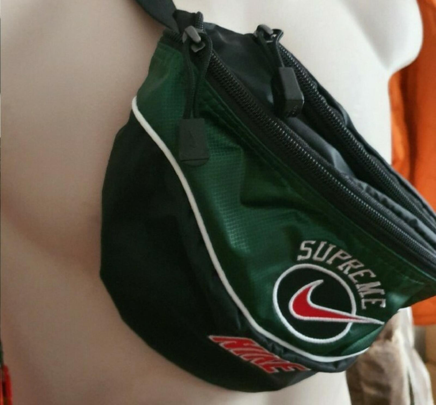 SS19 Supreme x Nike grüne Umhänge-/Bauchtasche