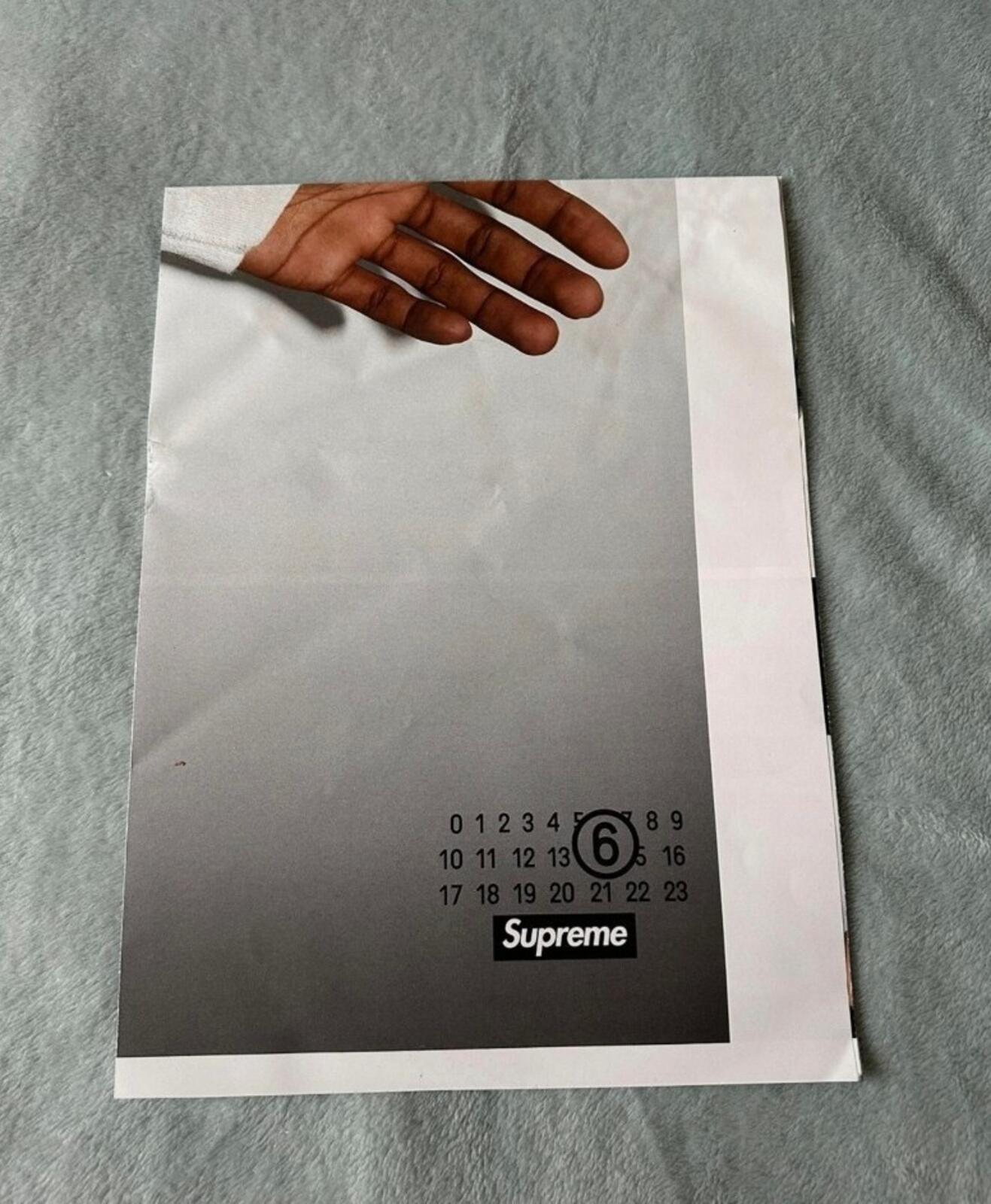 Póster SS24 Supreme x MM6 Maison Margiela Disponible Solo en Tienda