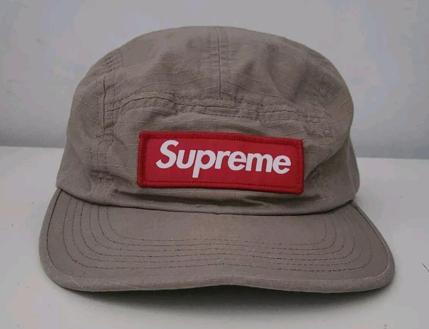 FW17 Supreme Metal D-Ring Camp Cap Khaki Hut Rotes Box-Logo