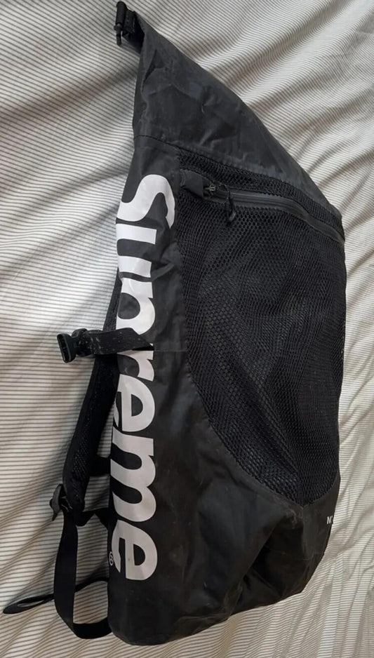 Mochila impermeable Supreme x The North Face SS17 negra TNF