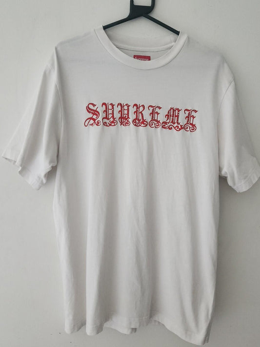 SS21 Supreme Old English Rhinestone S/S Top White Tee Größe M